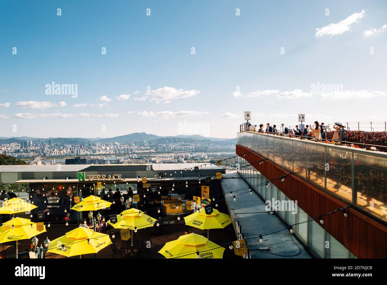 Seoul, Korea - 8. Oktober 2020 : Namsan Seoul Tower Observatory Bar Terrasse Stockfoto