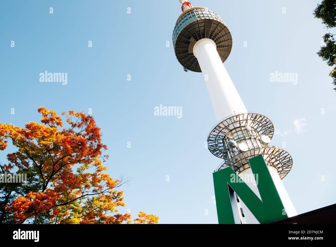 Seoul, Korea - 8. Oktober 2020 : Namsan Seoul Tower mit herbstlichen Ahornblättern Stockfoto