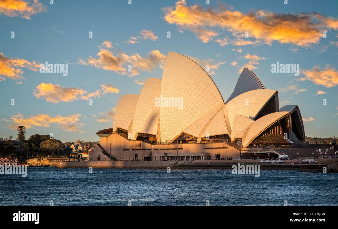 Blick auf das Opernhaus von Sydney vom Wasser aus mit goldenem Sonnenuntergang in Sydney, Australien am 26. September 2013 Stockfoto