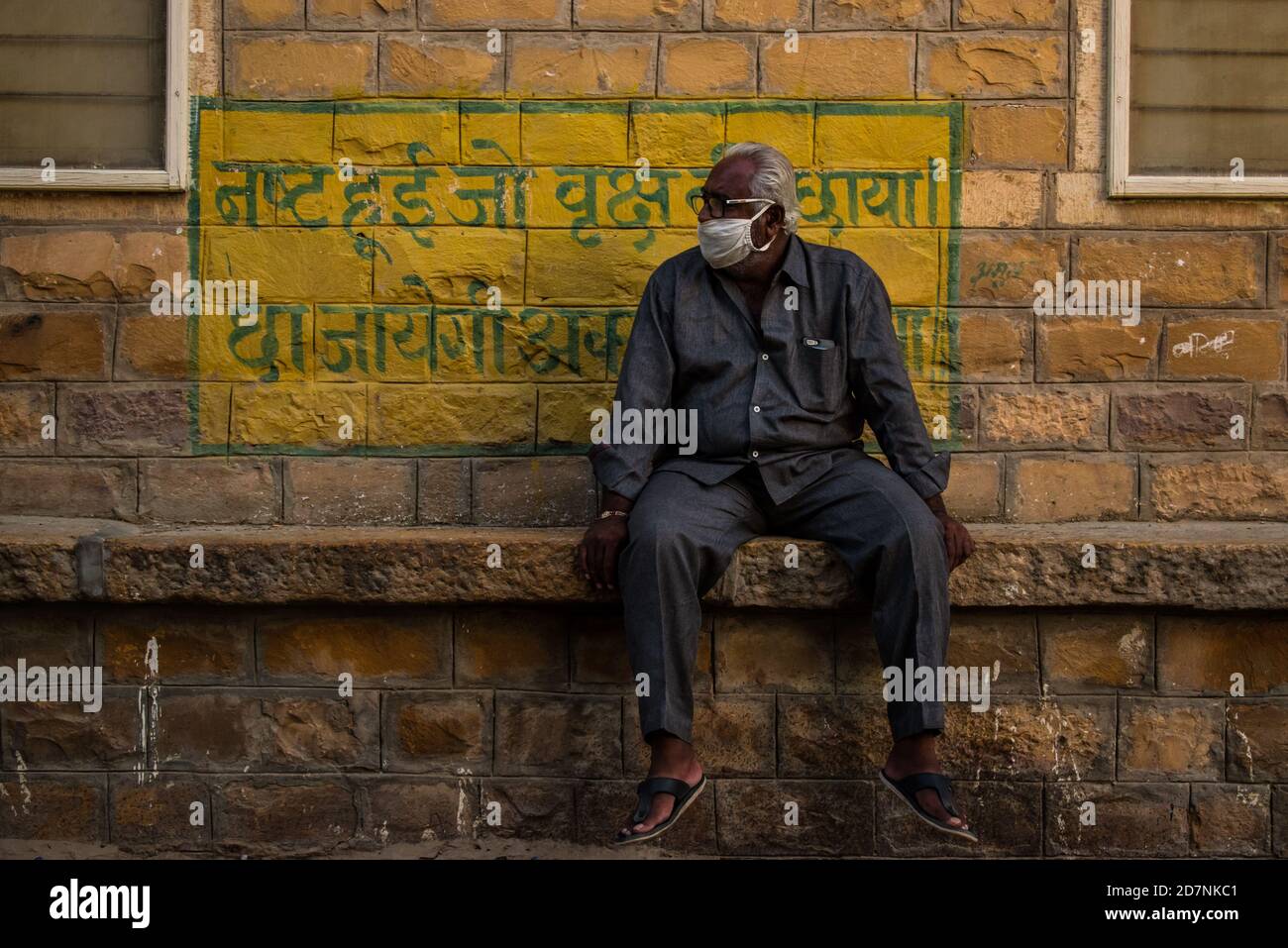 Jaisalmer, Rajasthan / Indien - september 24 2020 : Alter Mann sitzt und die Aufrechterhaltung der sozialen Distanzierung Richtlinien warten auf Abholung Stockfoto