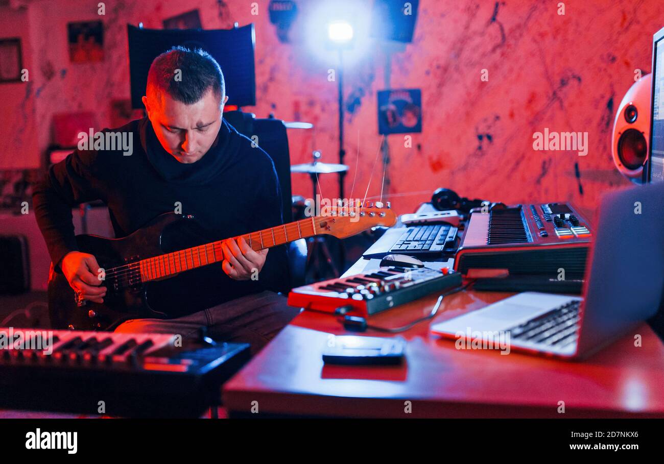 Gitarrist haben Aufnahme Sitzung drinnen im Studio Stockfoto