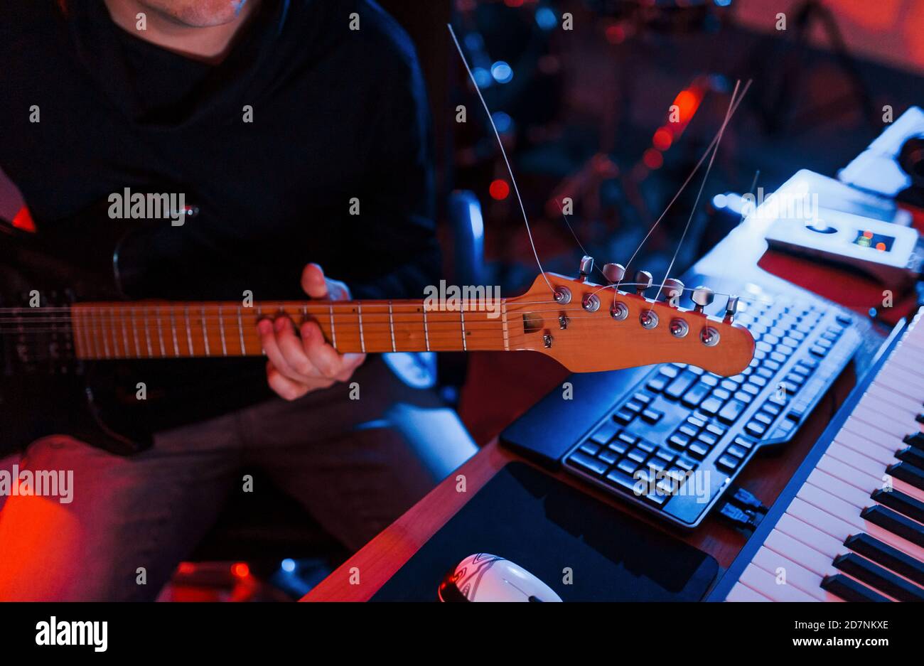Gitarrist haben Aufnahme Sitzung drinnen im Studio Stockfoto