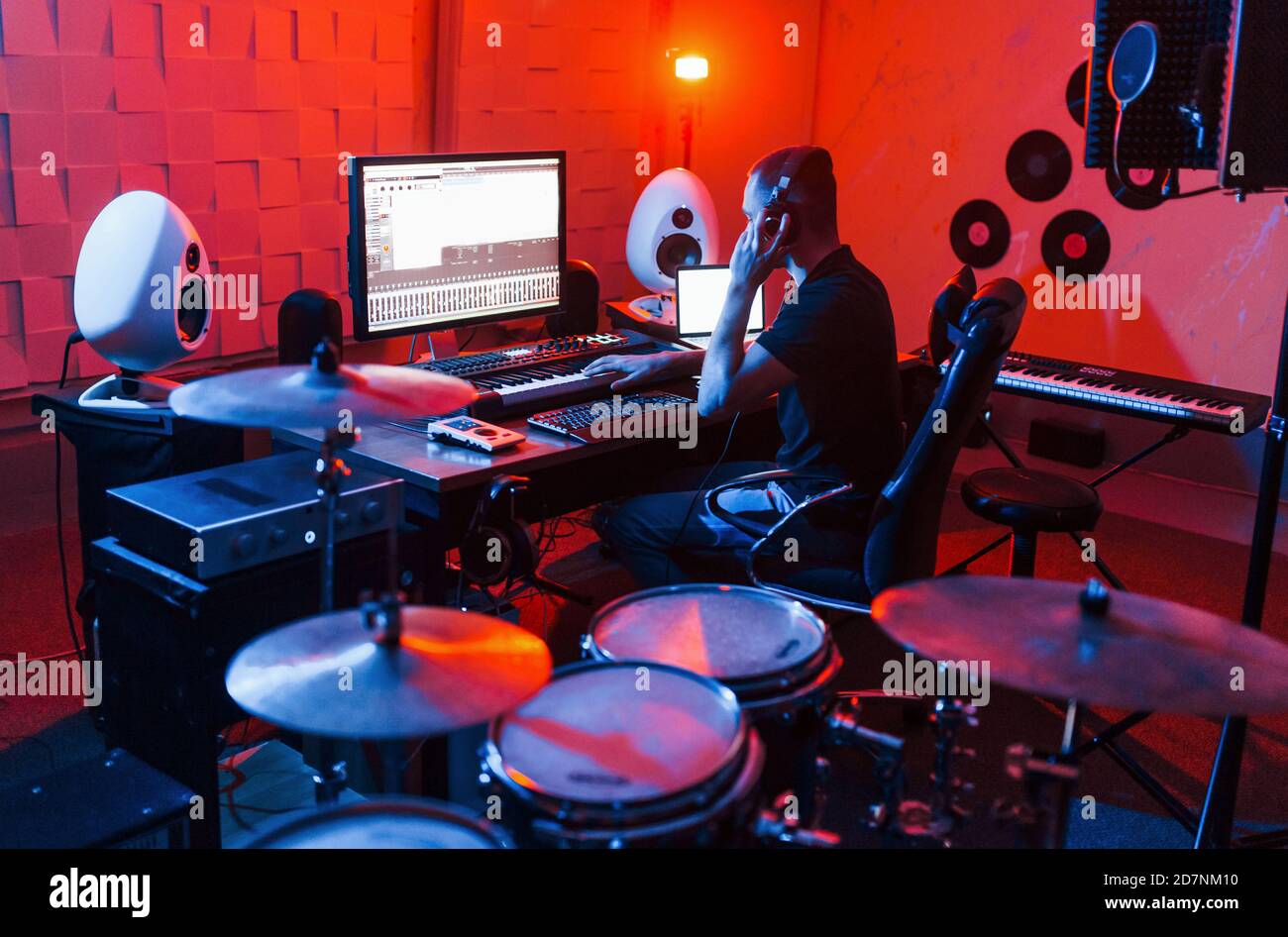 Junge Soung Ingenieur arbeiten und Mischen von Musik in der studio Stockfoto