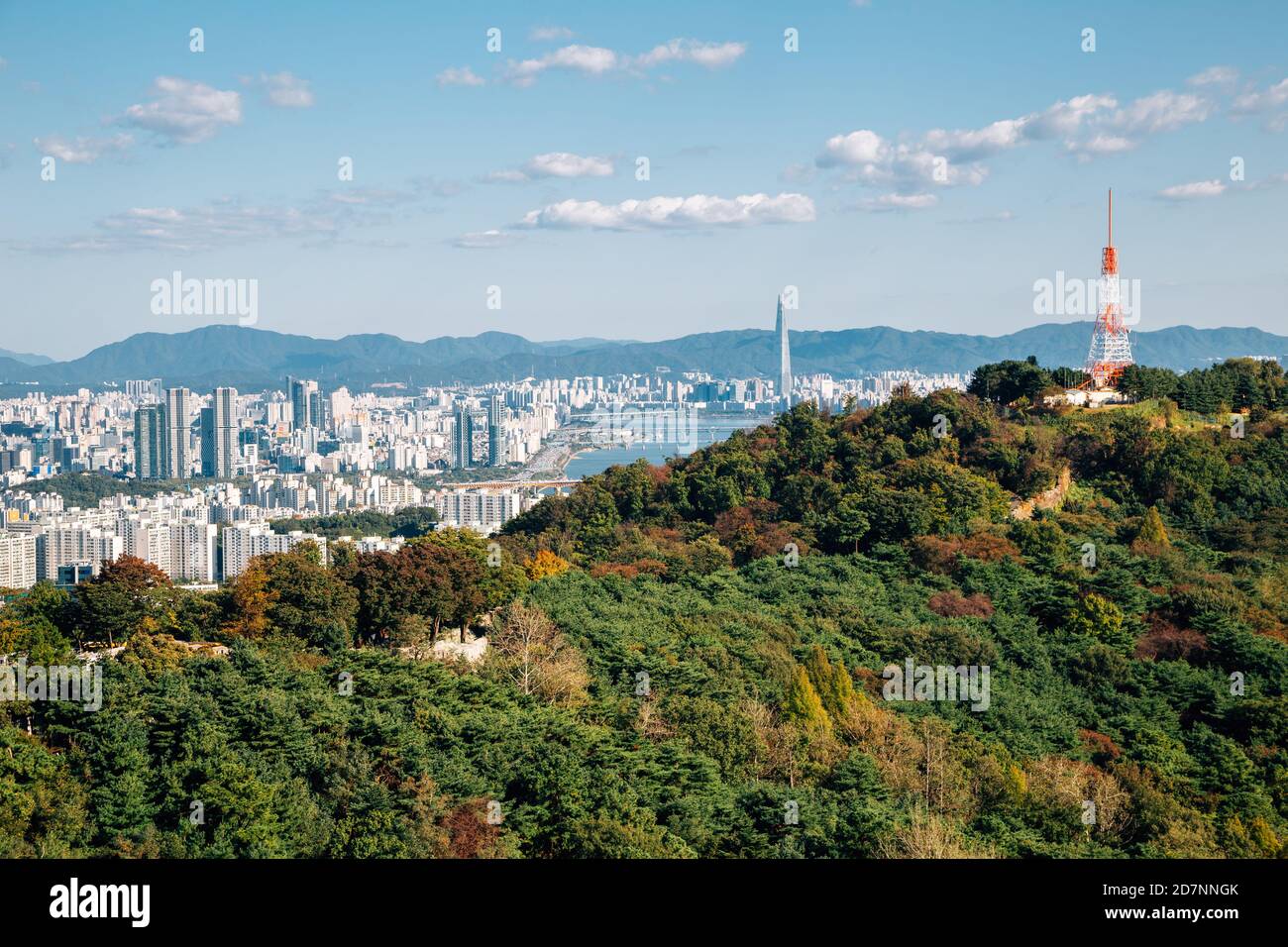 Panoramablick auf Seoul Stadt und Berge vom Namsan Turm in Seoul, Korea Stockfoto