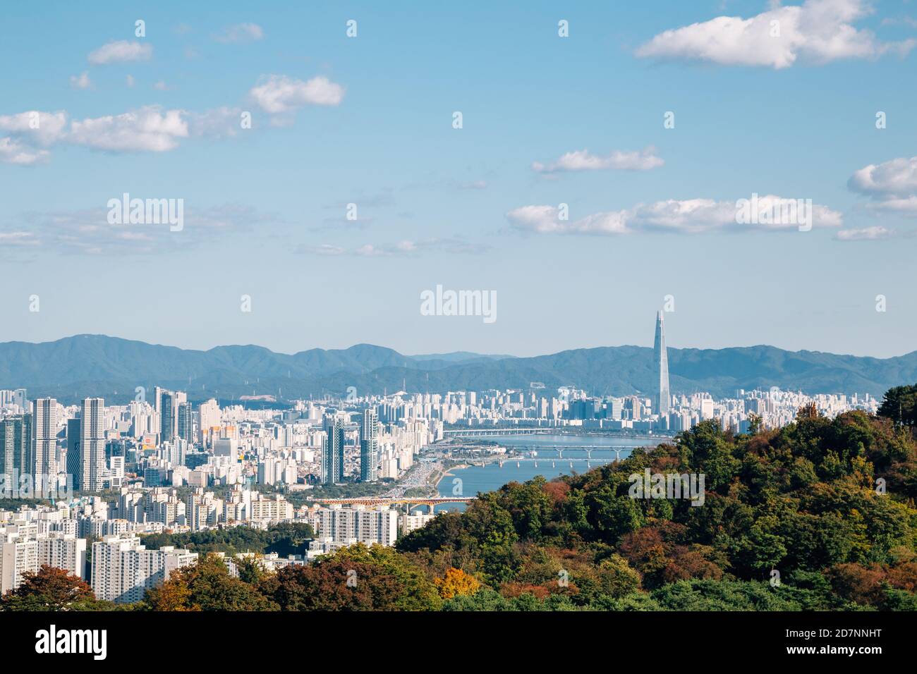 Panoramablick auf Seoul Stadt und Berge vom Namsan Turm in Seoul, Korea Stockfoto