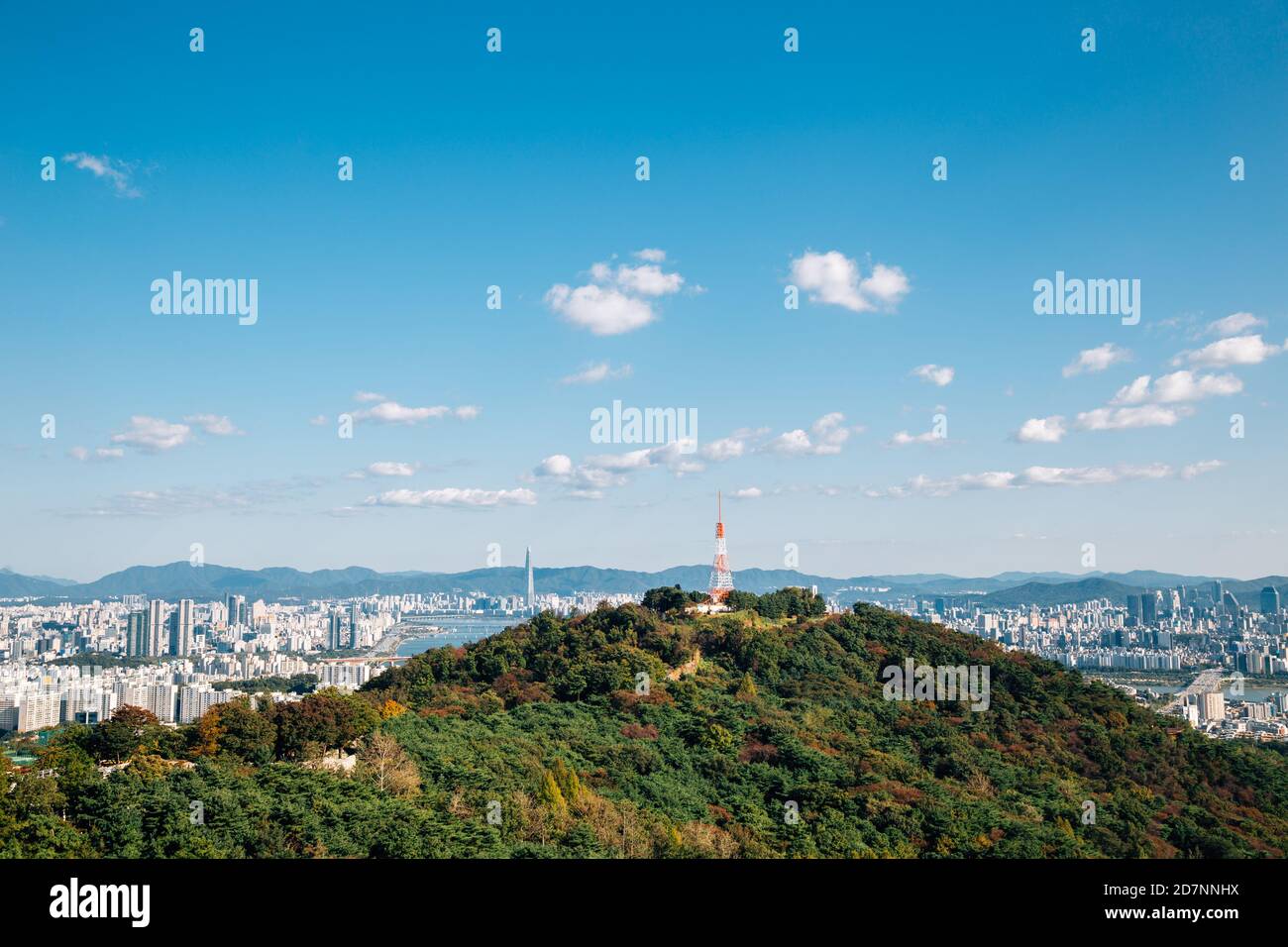Panoramablick auf Seoul Stadt und Berge vom Namsan Turm in Seoul, Korea Stockfoto