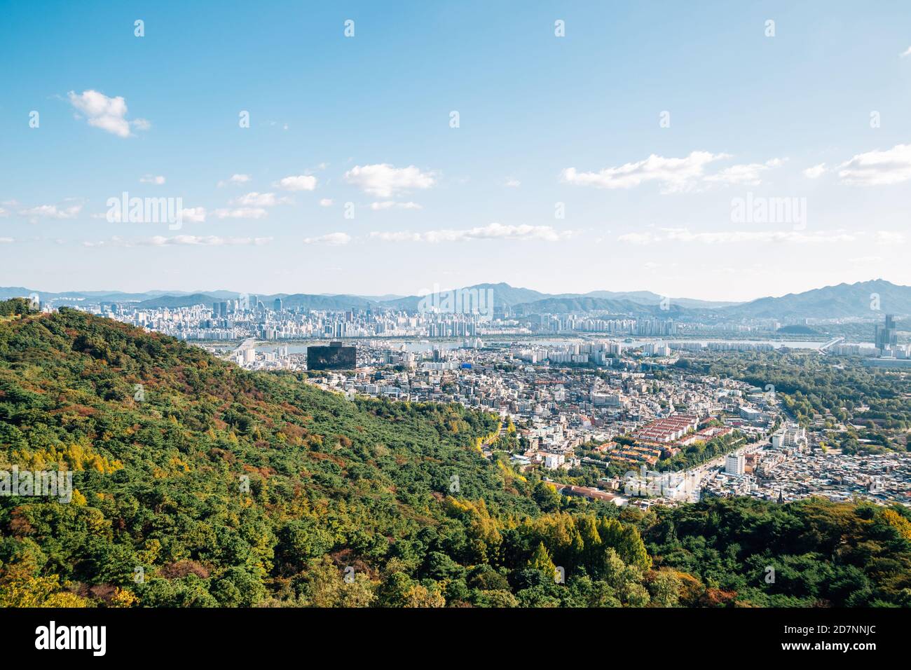 Panoramablick auf Seoul Stadt und Berge vom Namsan Turm in Seoul, Korea Stockfoto