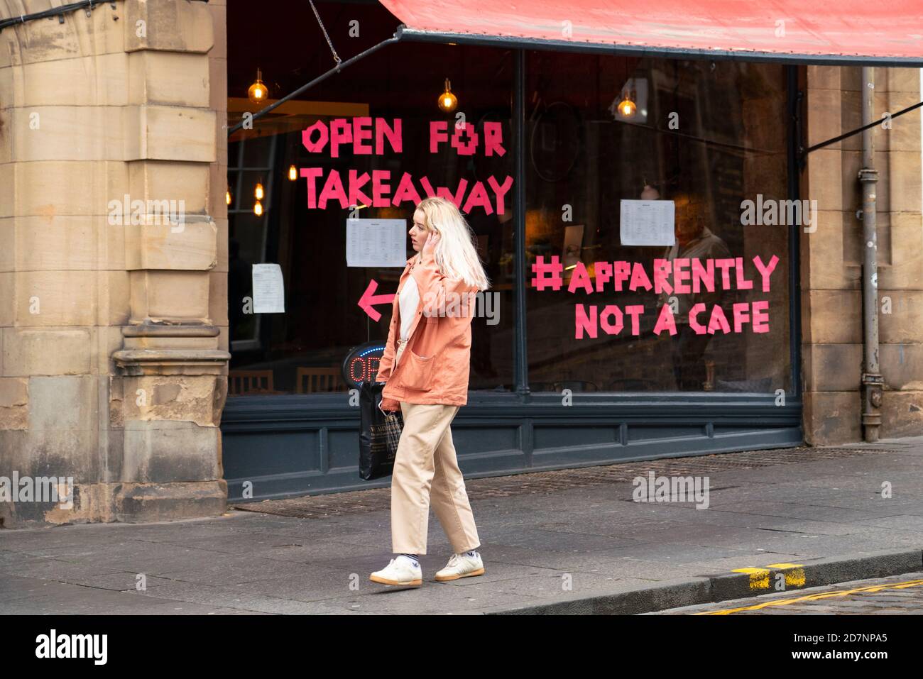 Edinburgh, Schottland, Großbritannien. 24. Oktober 2020. Das Scran Cafe Restaurant auf der Cockburn Street hat eine Nachricht in Bezug auf die verwirrenden Vorschriften zur lokalen Sperrung von der schottischen Regierung auf Covid-19 ins Fenster gesetzt. Iain Masterton/Alamy Live News Stockfoto