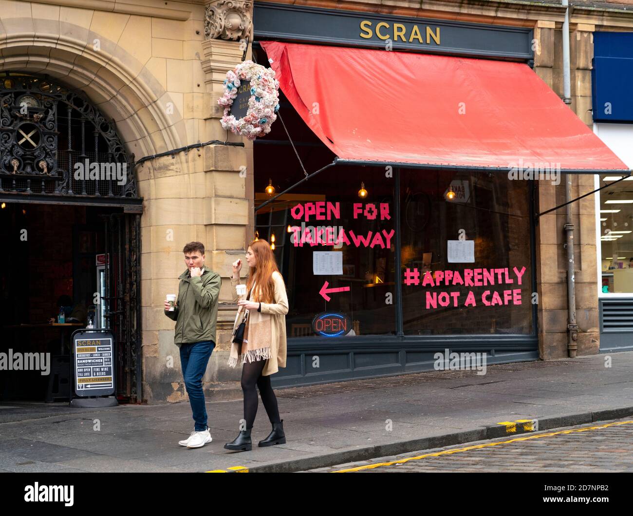 Edinburgh, Schottland, Großbritannien. 24. Oktober 2020. Das Scran Cafe Restaurant auf der Cockburn Street hat eine Nachricht in Bezug auf die verwirrenden Vorschriften zur lokalen Sperrung von der schottischen Regierung auf Covid-19 ins Fenster gesetzt. Iain Masterton/Alamy Live News Stockfoto