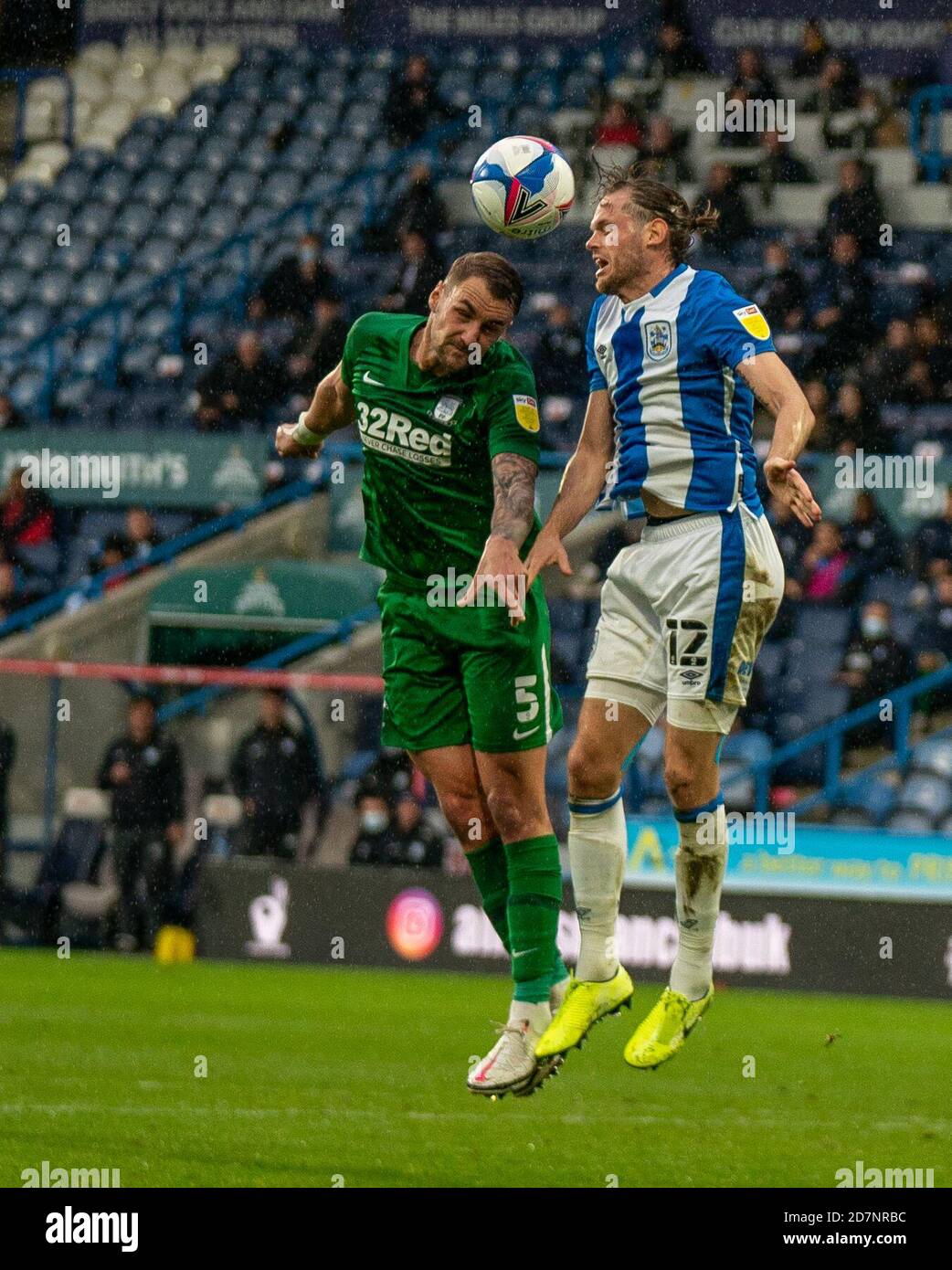 Huddersfield, Großbritannien. Okt. 2020. 24. Oktober 2020 The John Smiths Stadium, Huddersfield, Yorkshire, England; English Football League Championship Football, Huddersfield Town versus Preston North End; Patrick Bauer (5) von Preston North End und Richard Stearman (12) von Huddersfield Town Challenge für Header Credit: Action Plus Sports Images/Alamy Live News Stockfoto