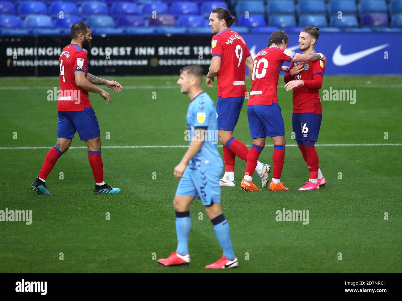 Sam Gallagher von Blackburn Rovers (Mitte) feiert das vierte Tor seiner Mannschaft im Spiel mit den Teamkollegen Bradley Johnson, Lewis Holtby und Harvey Elliott (rechts) während des Sky Bet Championship-Spiels in St Andrews, Birmingham. Stockfoto