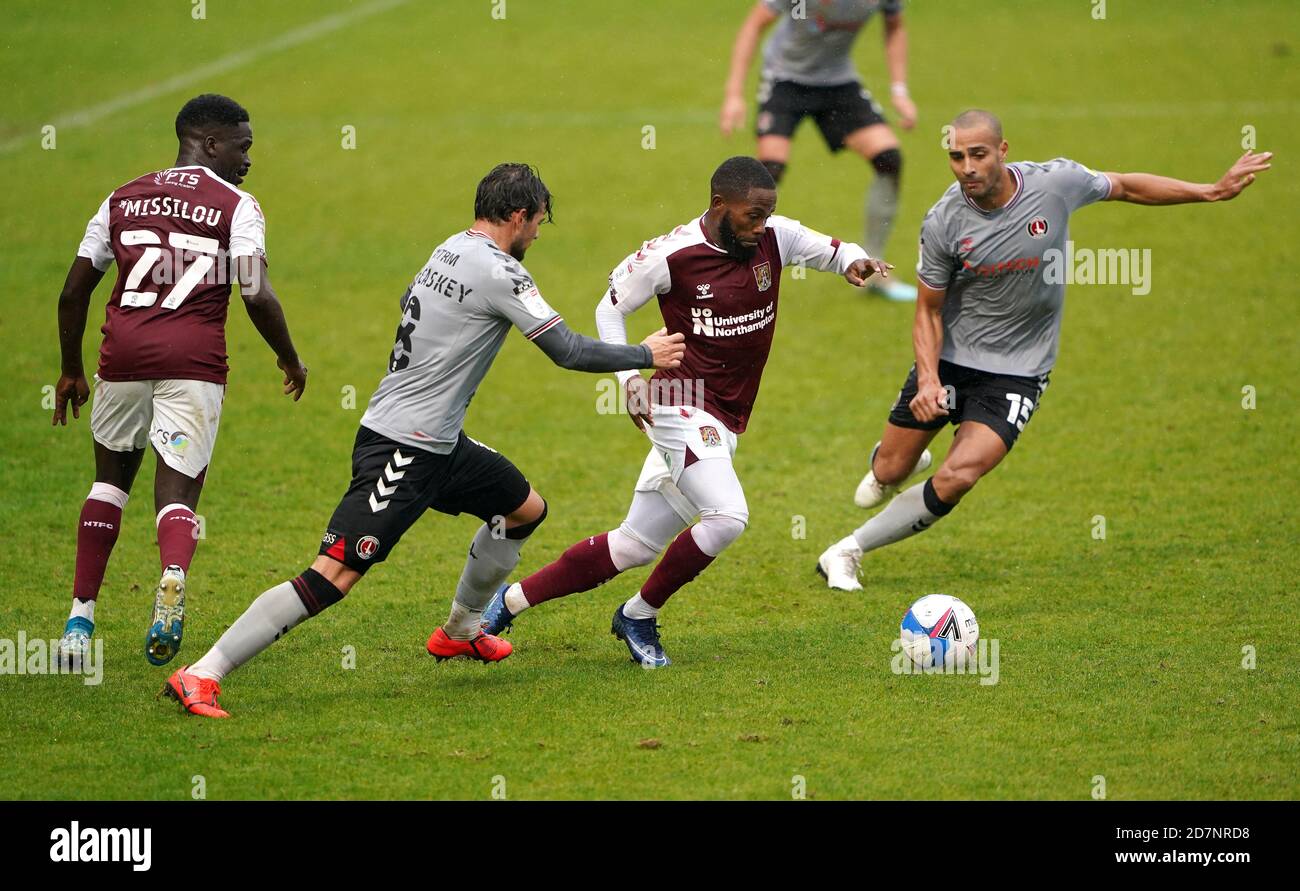Charlton Athletic's Jake Forster-Caskey, Northampton Town's Mark Marshall und Charlton Athletic's Darren Pratley während der Sky Bet League One Match im PTS Academy Stadium, Northampton. Stockfoto