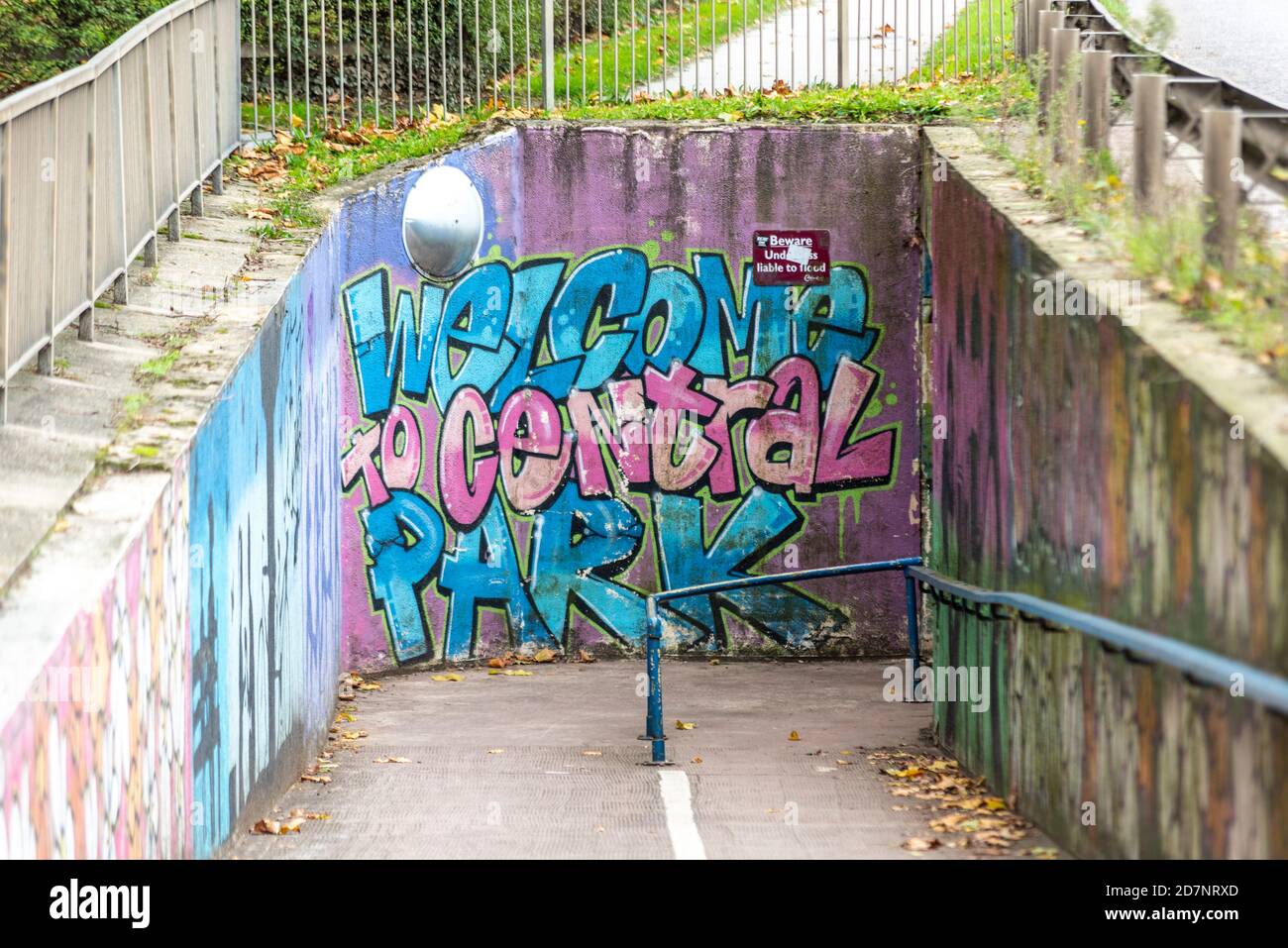 Willkommen im Central Park Graffiti-Stil Street Art auf der Unterführung, die zum Park in Chelmsford, Essex, Großbritannien führt. Unterirdischer Zugang zum städtischen Grünraum Stockfoto