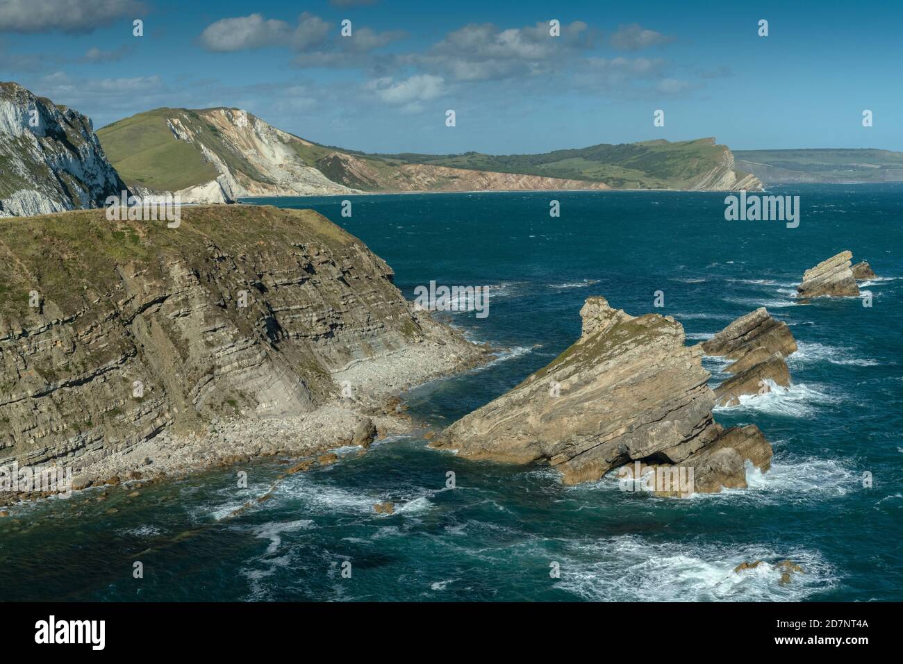 Mupe Bay und Mupe Rocks, Blick nach Osten entlang der Kreidefelsen nach Worbarrow Bay, Jurassic Coast WHS, Dorset. Stockfoto