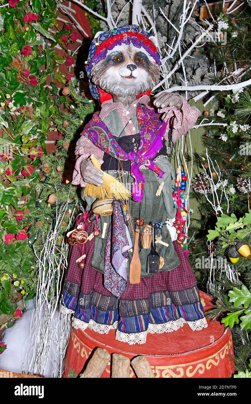 racoon Figur, in bunten Volkskleid gekleidet, Kochgeräte, geschmückten Weihnachtsbaum, niedlich, Paradies, PA, Pr Stockfoto