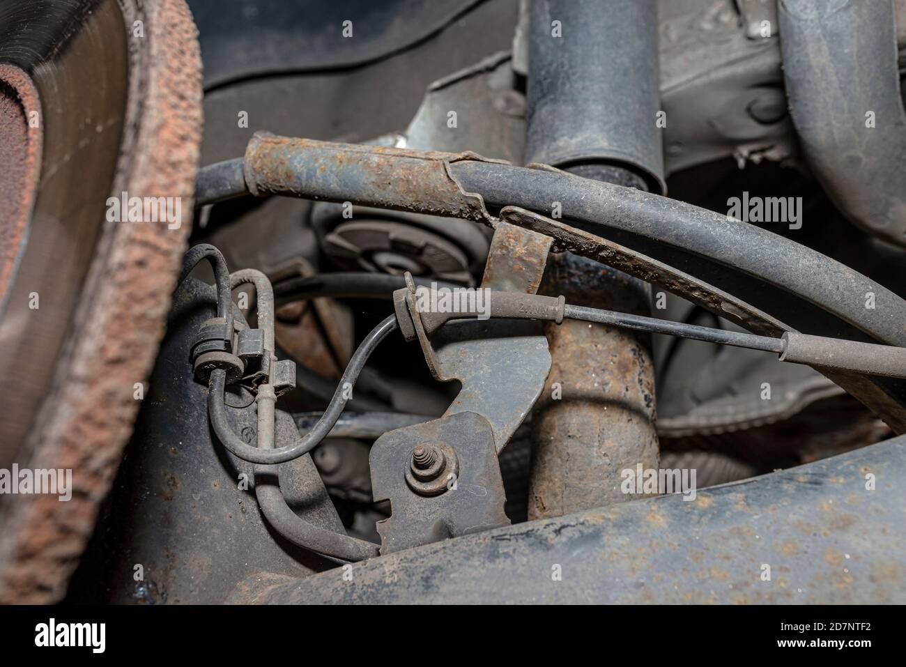 Altes Bremsschlauchsystem, am Fahrzeug montiert, sichtbare Teile des Bremssystems und Rohrverschraubungen. Stockfoto