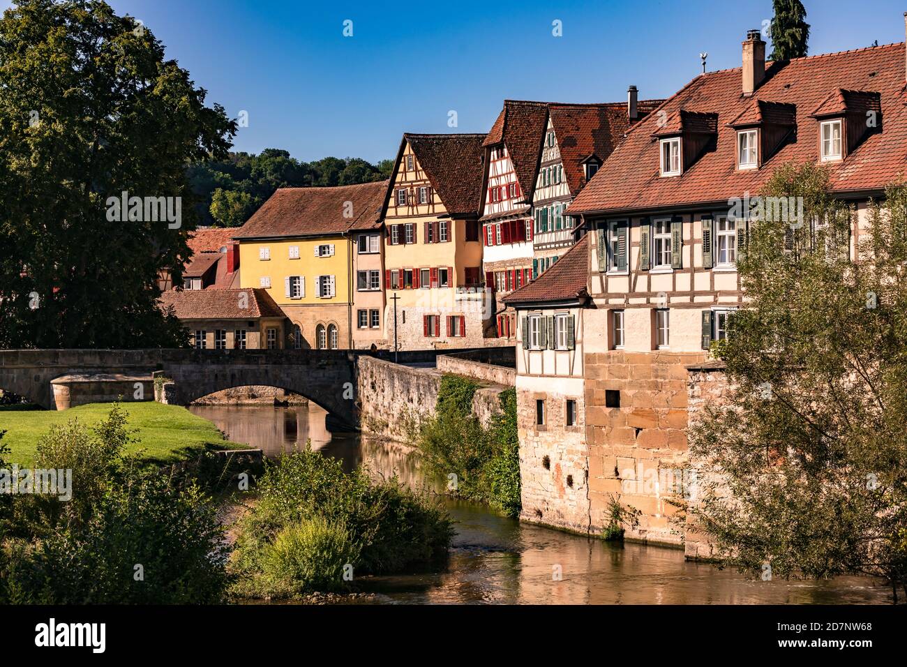 Historische Fachwerkhäuser am Steinernen Steg in der Altstadt Von Schwäbisch Hall in Baden-Württemberg Stockfoto