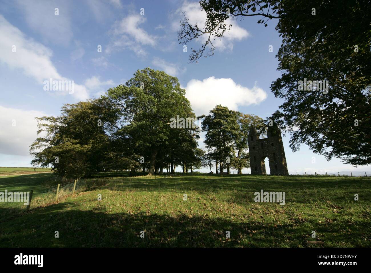 Grenzt an den Hunty Mundy im Mellerstain House bei Kelso. Hundy Mundy Tower, Tower in Melrose, Schottland, Großbritannien. Eine Torheit, die nach einer Prinzessin benannt wurde, die Körper in einer natürlichen Waldbestattung überblickt.Eine gotische Torheit, die zur Vervollständigung der entworfenen aussicht, die sich südöstlich von Mellerstain in den schottischen Grenzen erstreckt, gebaut wurde, befindet sich Hundy Mundy in einer spektakulären Lage, eine Meile (1,5 km) nordöstlich von Smailholm und 5 Meilen (8 km) Nordwestlich von Kelso. Es wurde 1726 begonnen und besteht aus einem hohen Torbogen zwischen quadratischen Türmen, die von Pyramiden bedeckt sind, und war das Werk von William Adam (1689 - 1748), der der Architekt gewesen war Stockfoto