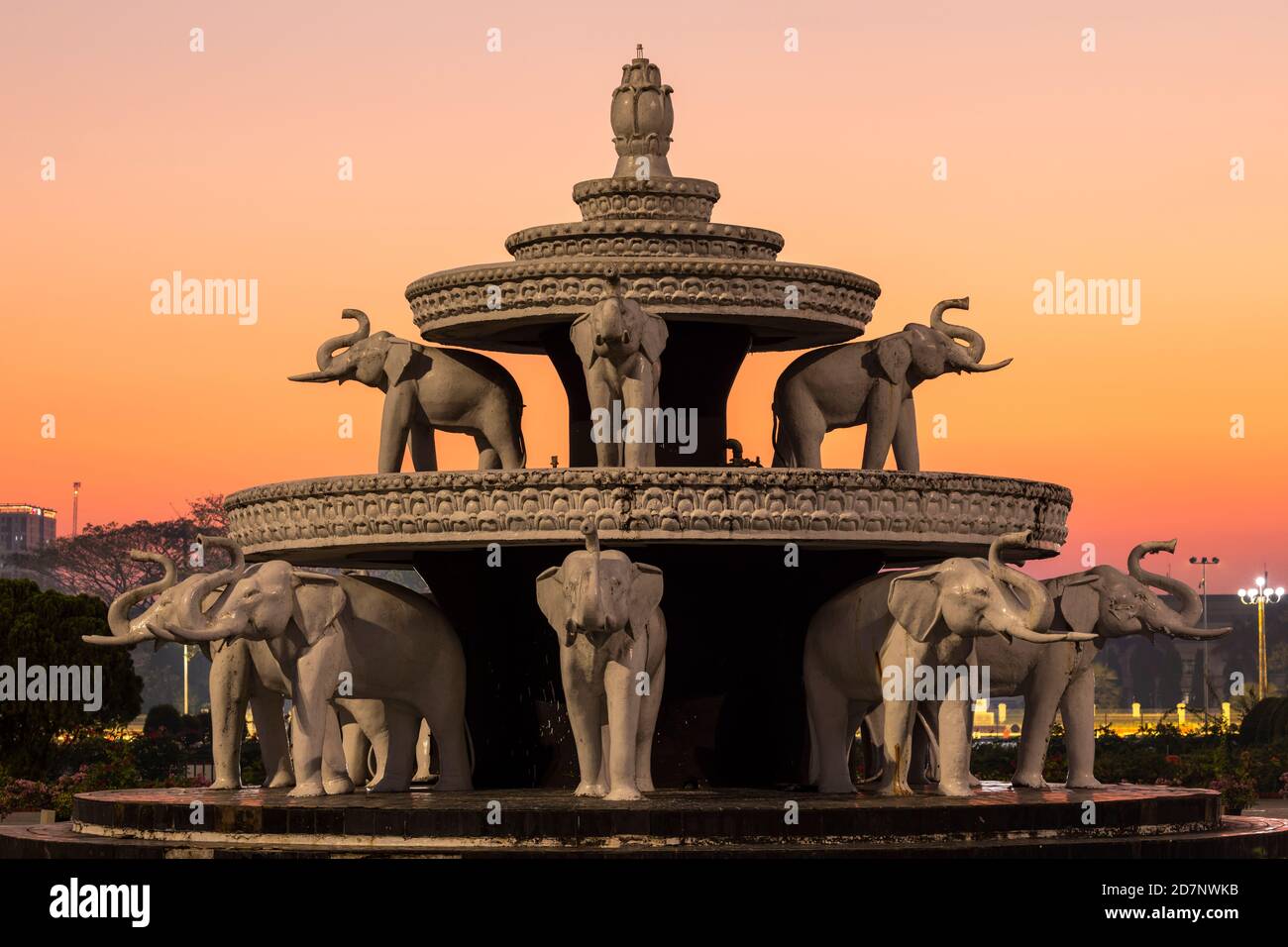 Elefantenbrunnen bei Sonnenuntergang, Yangon, Myanmar Stockfoto