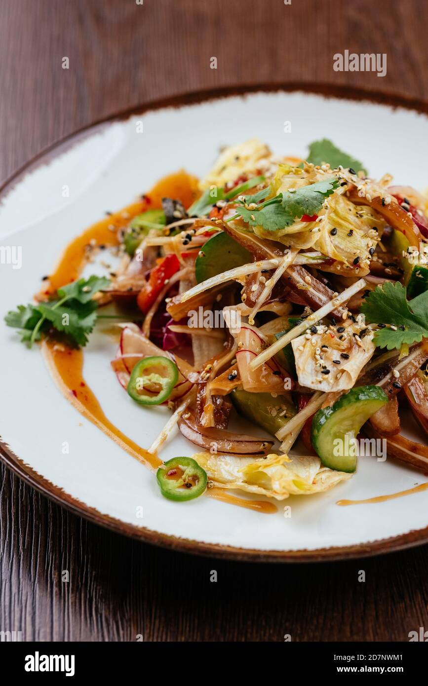 Chinesischer Salat mit frischem Gemüse und Schweineohren Stockfoto