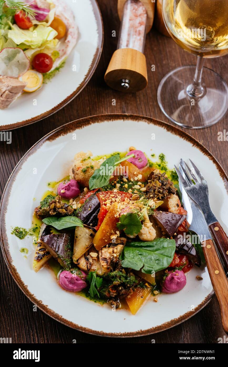 Gegrilltes Backgemüse mit Pesto und Erdnussdressing Stockfoto