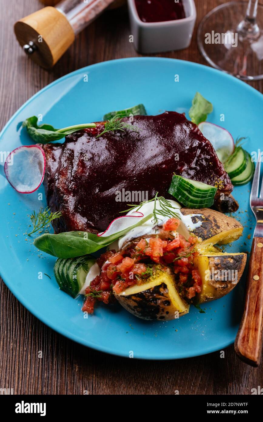 Rinderrippen in BBQ-Sauce mit gegrilltem Gemüse Stockfoto