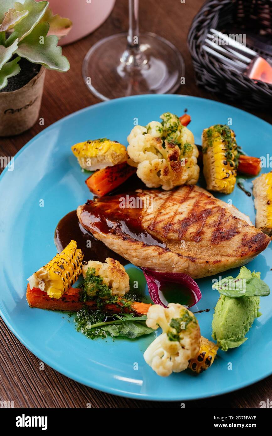 Hähnchenfilet mit gegrilltem Gemüse Stockfoto