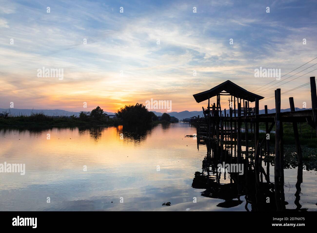 Sonnenuntergang an der Maing Thouk Holzbrücke, Inle Lake, Myanmar Stockfoto