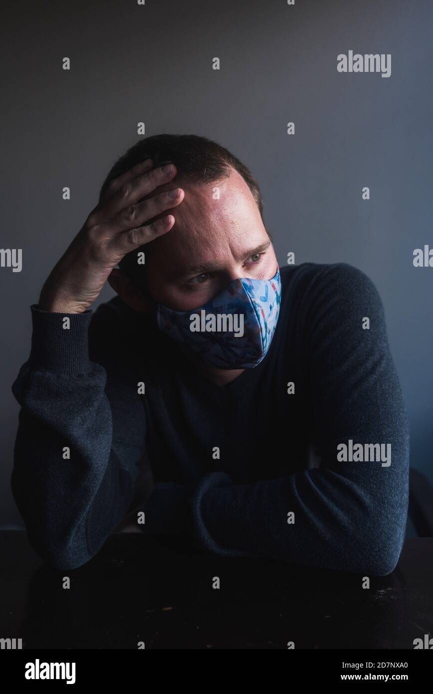 Porträt des weißen Mannes besorgt über Pandemie und mit Mund Abdeckung Stockfoto
