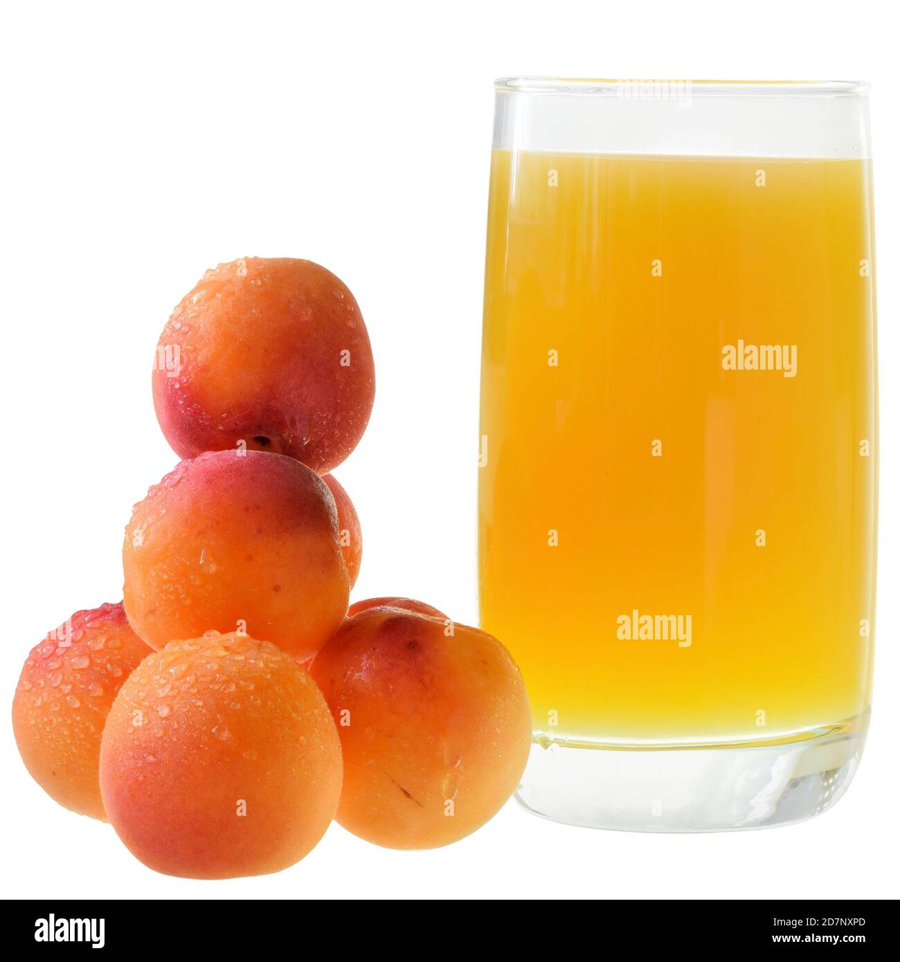 Aprikosensaft isoliert auf weißem Hintergrund. Stockfoto