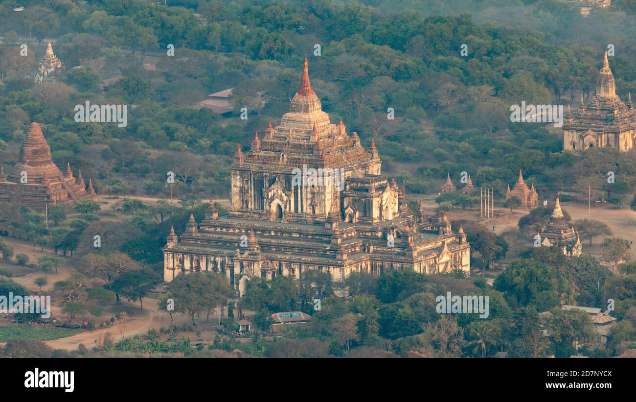 Tempelfeld von Bagan bei Sonnenaufgang, Myanmar Stockfoto
