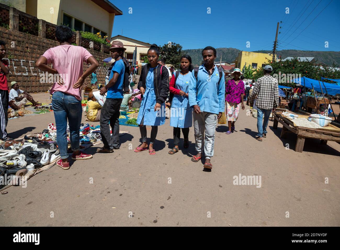 Redaktionell. Ein Markttag mit vielen lokalen Produkten auf der Insel Madagaskar Stockfoto