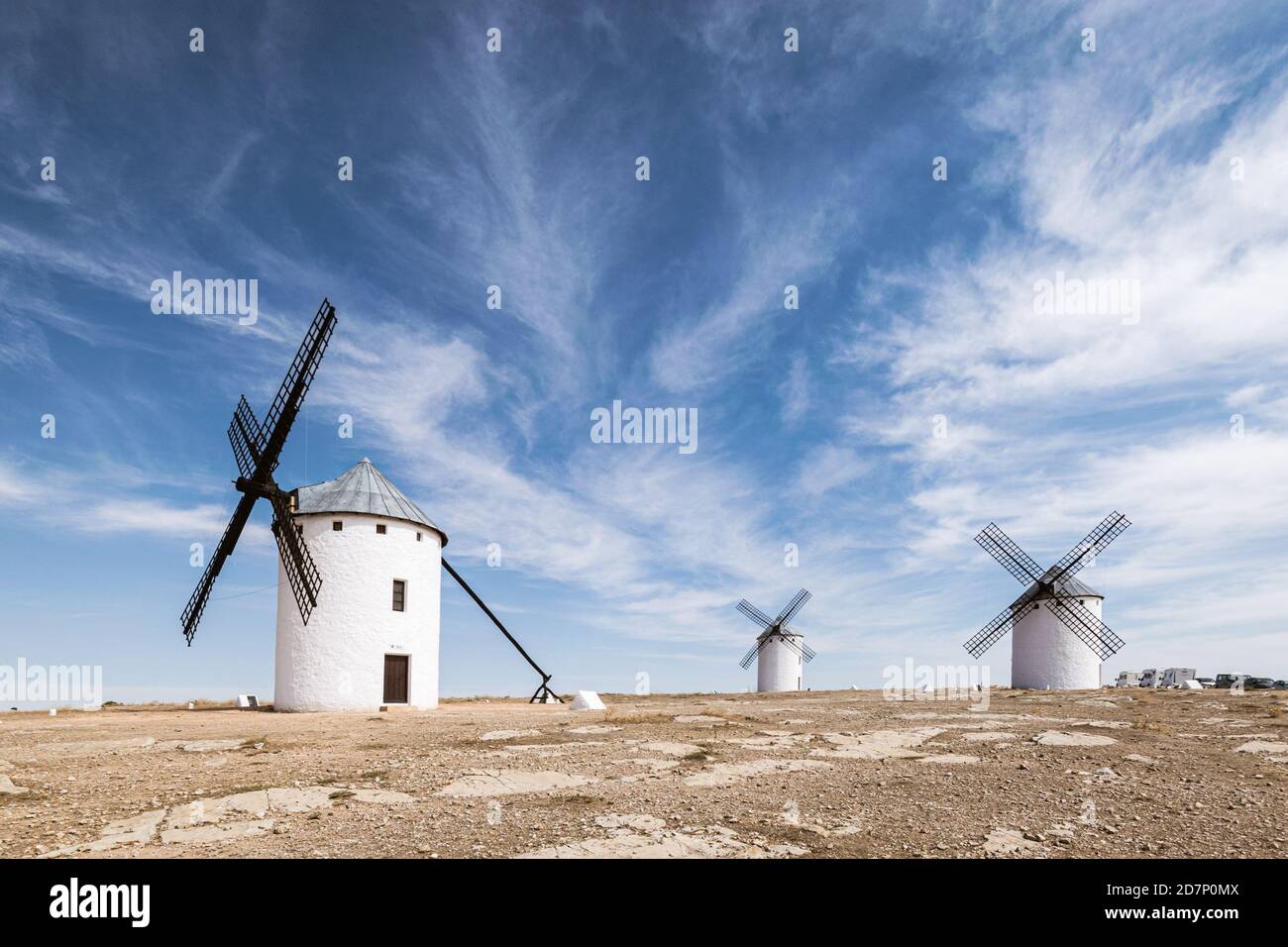 Alte weiße Windmühlen gegen blauen Himmel in Campo de Criptana, Kastilien la Mancha, Spanien. Stockfoto