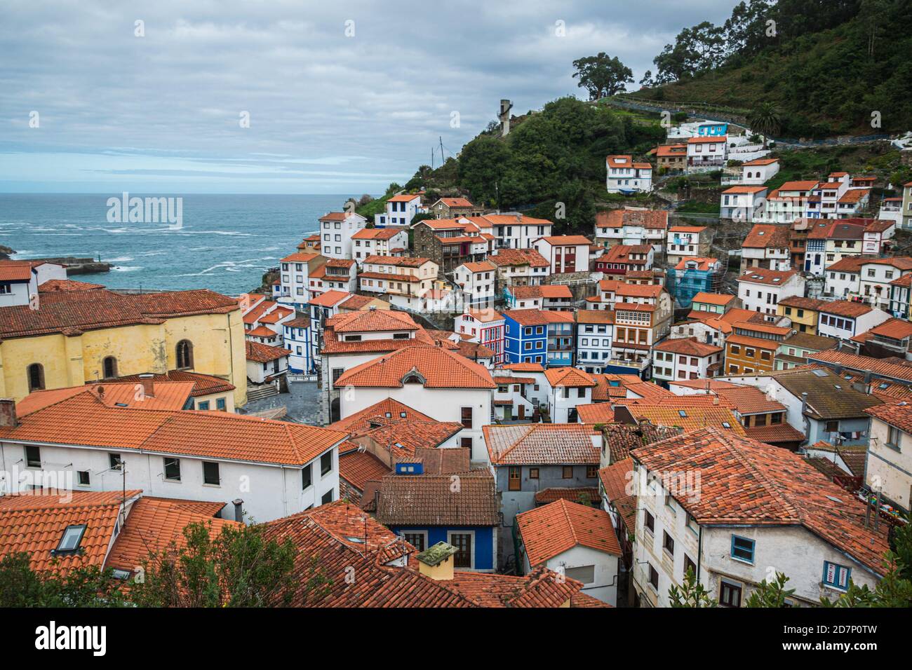 Bunte Häuser im kleinen Fischerdorf Cudillero an der kantabrischen Küste in Asturien, Spanien. Stockfoto