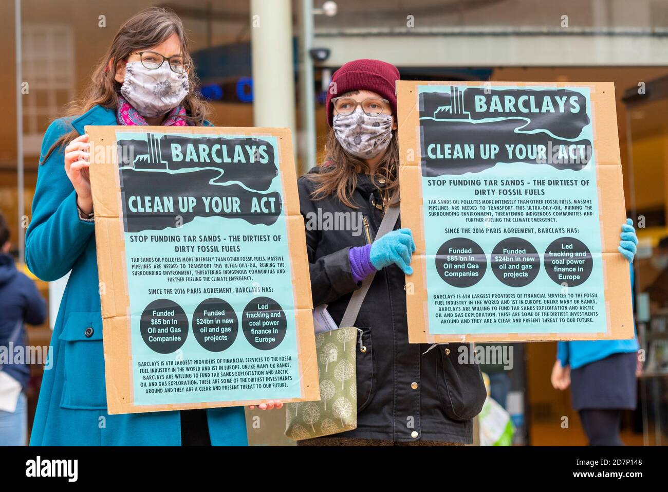 Extinction Rebellion Protestierende in Chelmsford, Essex, Großbritannien, protestieren gegen Barclays Bank Finanzierung von Ölsand fossilen Brennstoffen Förderung. Klimawandel Stockfoto