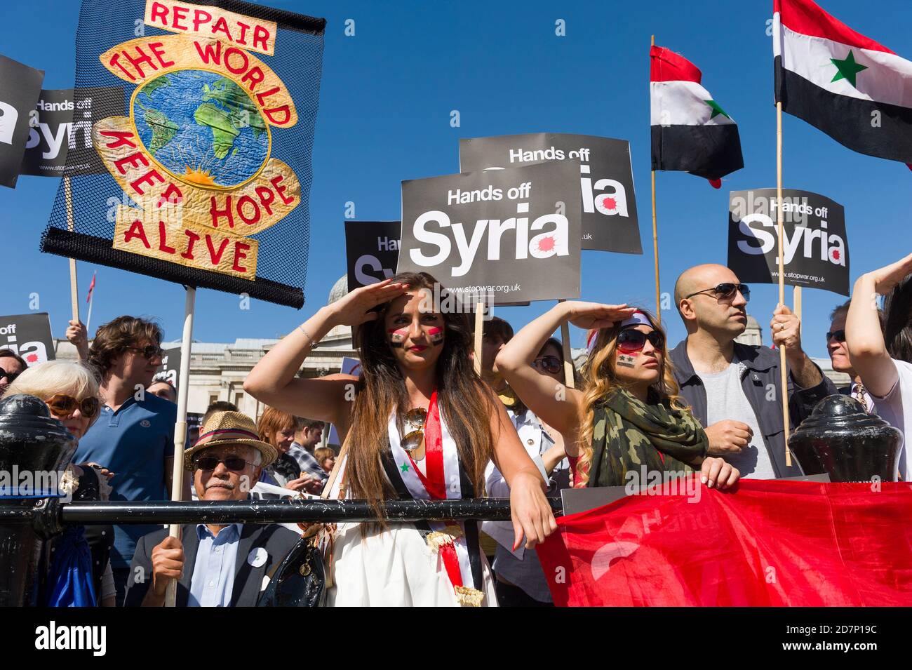 Pro Syria Anhänger bei einer Kundgebung gegen militärische Intervention im Syrien-Konflikt, vor der Kundgebung gab es einen marsch, der vom Victoria Embankment begann und mit einer Kundgebung am Trafalgar Square endete. Die Route nahm den marsch vorbei an den Houses of Parliament. Trafalgar Square, Westminster, London, Großbritannien. August 2013, 31 Stockfoto