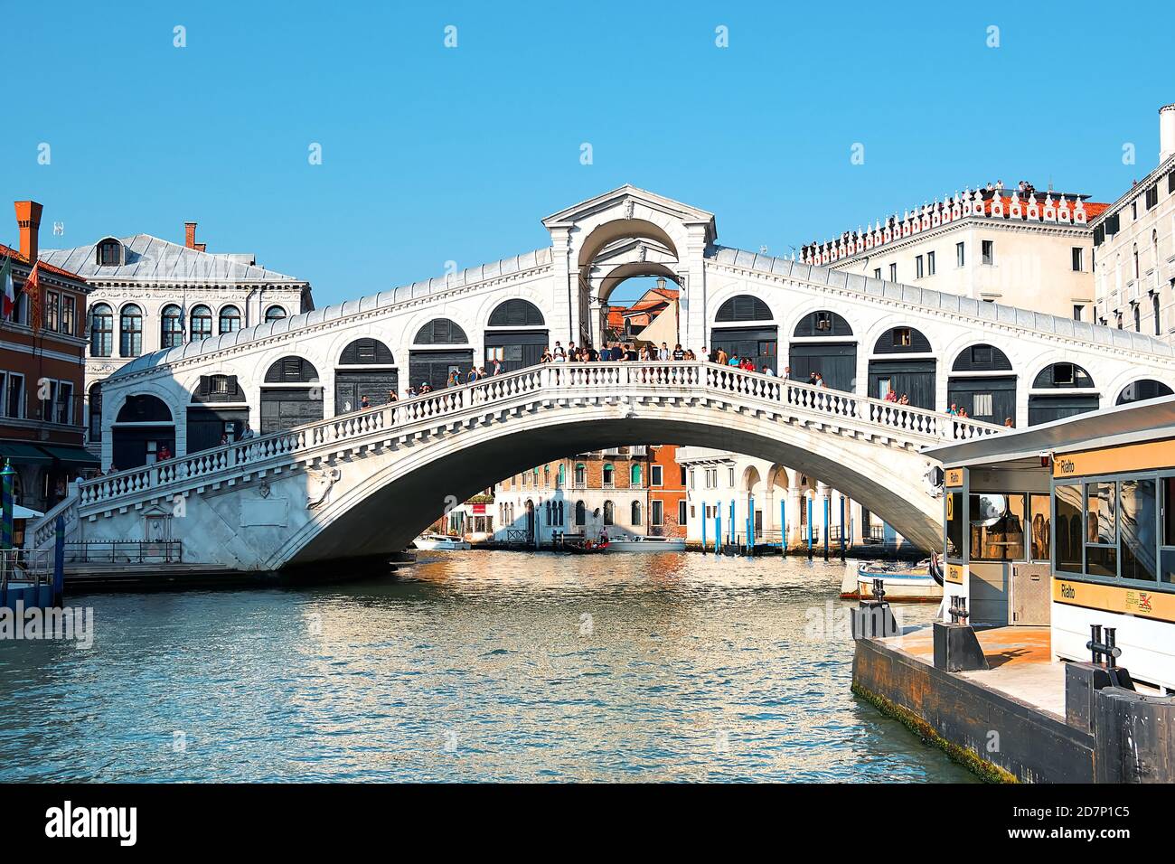 Touristen überqueren die Rialtobrücke in Venedig, Italien an einem sonnigen Tag. Nicht viele Menschen in Venedig wegen Reisebeschränkungen aufgrund von Coronavirus-Pandemien. Stockfoto