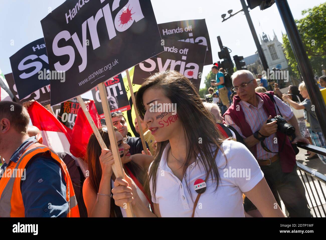 Pro Syrienbefürworter bei einem marsch gegen militärische Intervention im Syrien-Konflikt begann der marsch am Victoria Embankment und endete mit einer Kundgebung am Trafalgar Square. Die Route nahm den marsch vorbei an den Houses of Parliament. Whitehall, Westminster, London, Großbritannien. August 2013, 31 Stockfoto