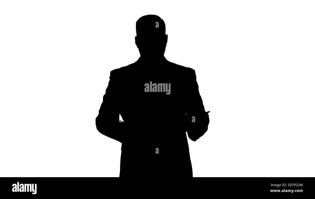 Silhouette Geschäftsmann zu Fuß und Blättern Seiten auf seinem Tablet c Stockfoto