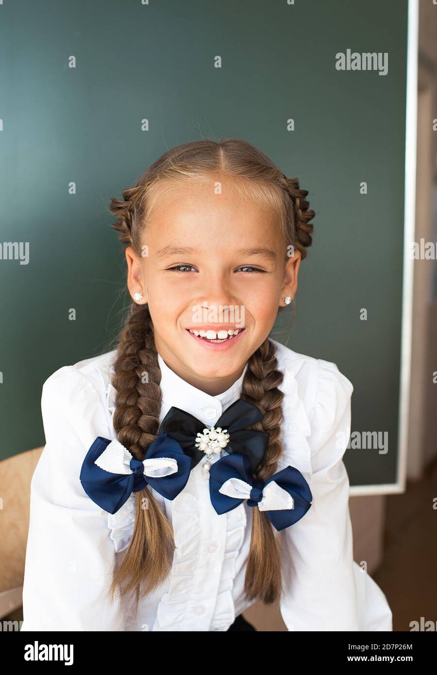 Smart schulmädchen in der Schule. Es gibt eine Lektion und das Kind