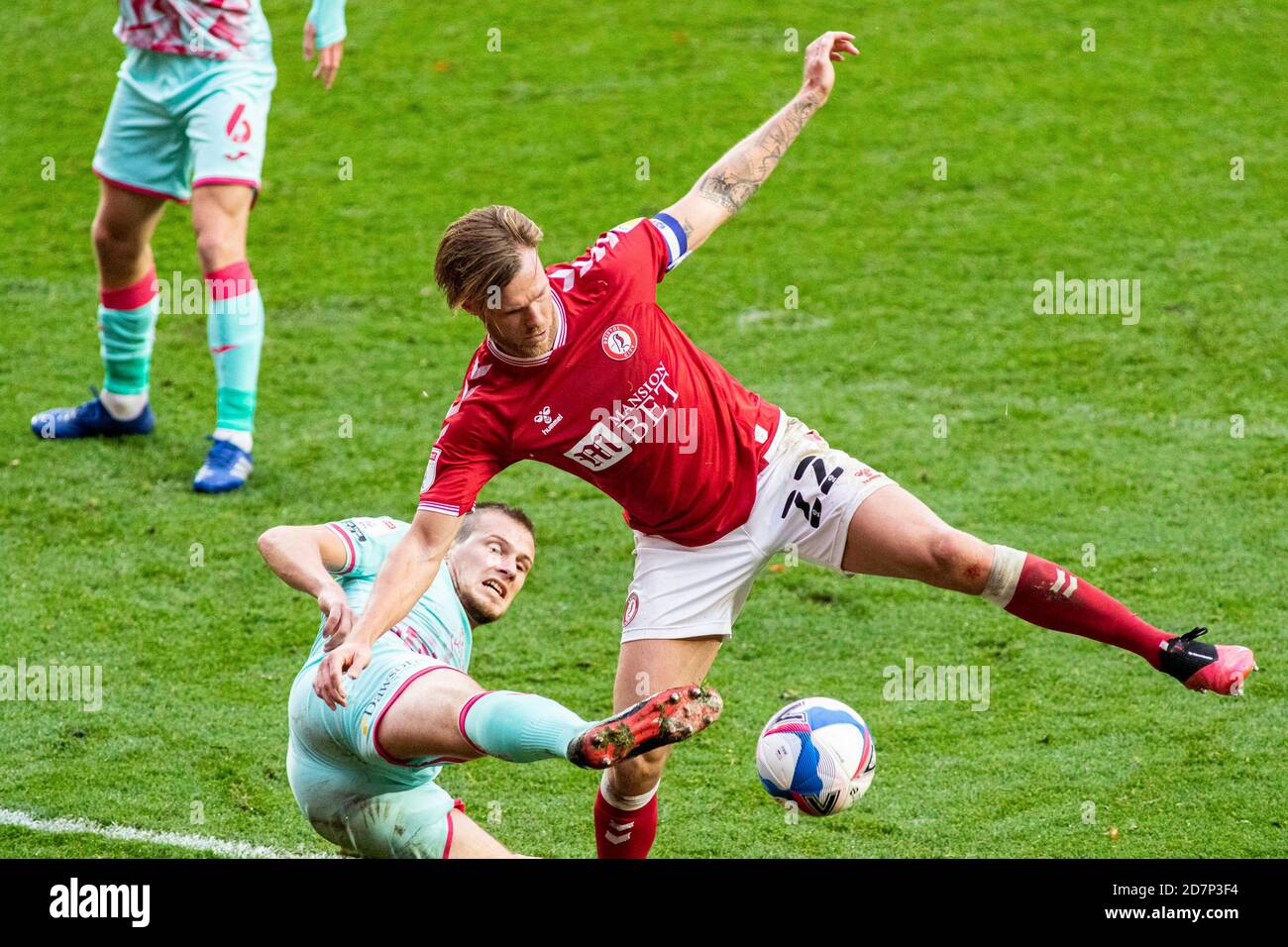 Bristol, Großbritannien. Okt. 2020. Tomáš Kalas of Bristol City (R) im Einsatz gegen Ryan Bennett von Swansea City (L) EFL Skybet Championship match, Bristol City gegen Swansea City im Ashton Gate Stadium in Bristol, Avon am Samstag, 24. Oktober 2020. Dieses Bild darf nur für redaktionelle Zwecke verwendet werden. Nur redaktionelle Verwendung, Lizenz für kommerzielle Nutzung erforderlich. Keine Verwendung in Wetten, Spiele oder ein einzelner Club / Liga / Spieler Publikationen. PIC von Lewis Mitchell / Andrew Orchard Sport Fotografie / Alamy Live News Kredit: Andrew Orchard Sport Fotografie / Alamy Live News Stockfoto