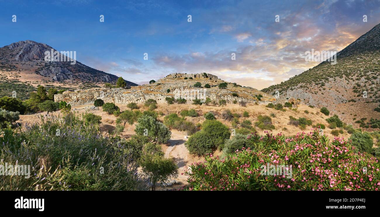 Ansicht der Nekropole und Palastruinen von Mycenae, archäologische Stätte von Mycenae, Peloponnes, Griechenland Stockfoto