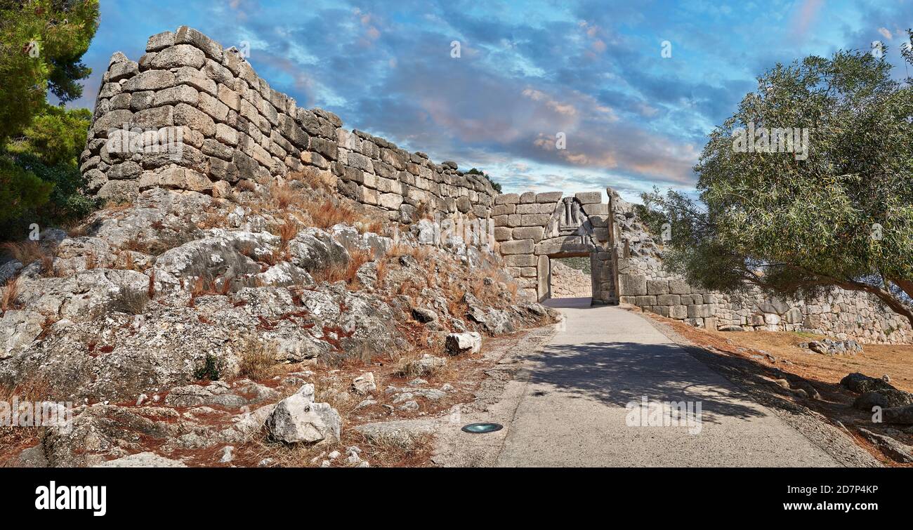 Mycenae Lion Gate & Citadel Walls erbaut in 1350 B.C und seine cyclopean Stil Wände aufgrund der großen Größe der Blöcke. Archäologische Stätte Von Mykene Stockfoto