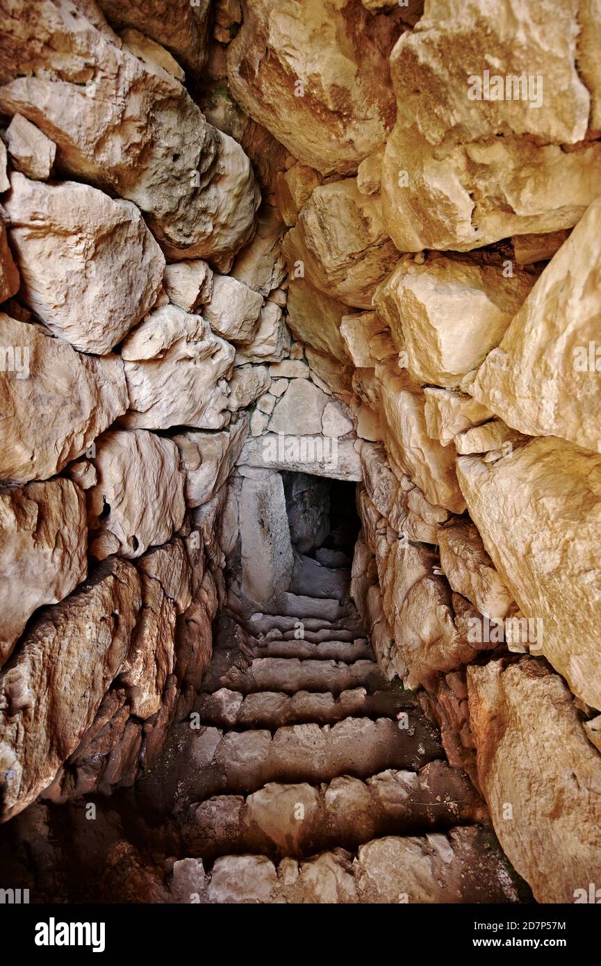 Eingang zu Mycenae Wasserzisternen für die unterirdische Wasserspeicherung. Ausgrabung durch den Archäologen Heinrich Schliemann im Jahre 1876. Mycenae UNESCO Welt Er Stockfoto
