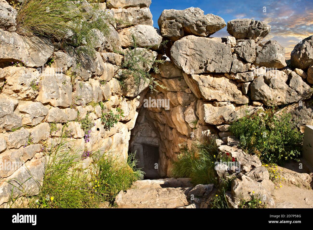 Eingang zu Mycenae Wasserzisternen für die unterirdische Wasserspeicherung. Ausgrabung durch den Archäologen Heinrich Schliemann im Jahre 1876. Mycenae UNESCO Welt Er Stockfoto