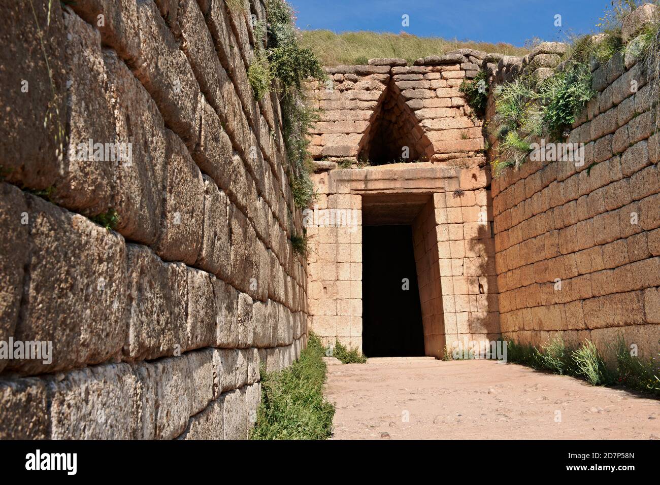 Außenansicht der Schatzkammer von Atreus und mykenischem 'tholos' Bienenstock Geformtes Grab auf dem Panagitsa Hügel bei Mycenae Archäologische Stätte Stockfoto