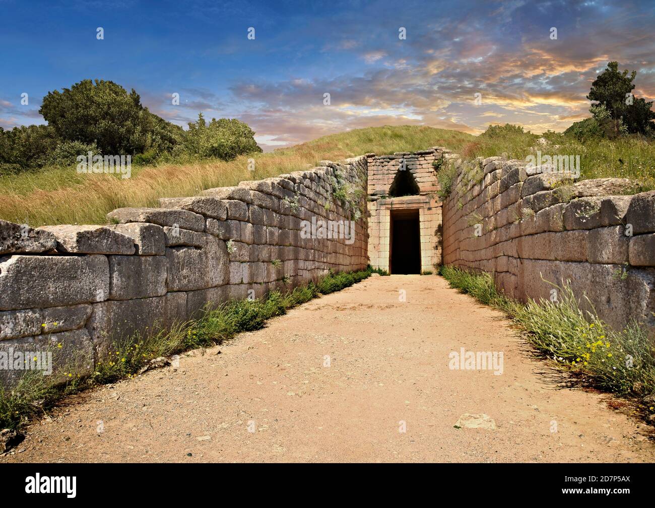Außenansicht der Schatzkammer von Atreus und mykenischem 'tholos' Bienenstock Geformtes Grab auf dem Panagitsa Hügel bei Mycenae Archäologische Stätte Stockfoto