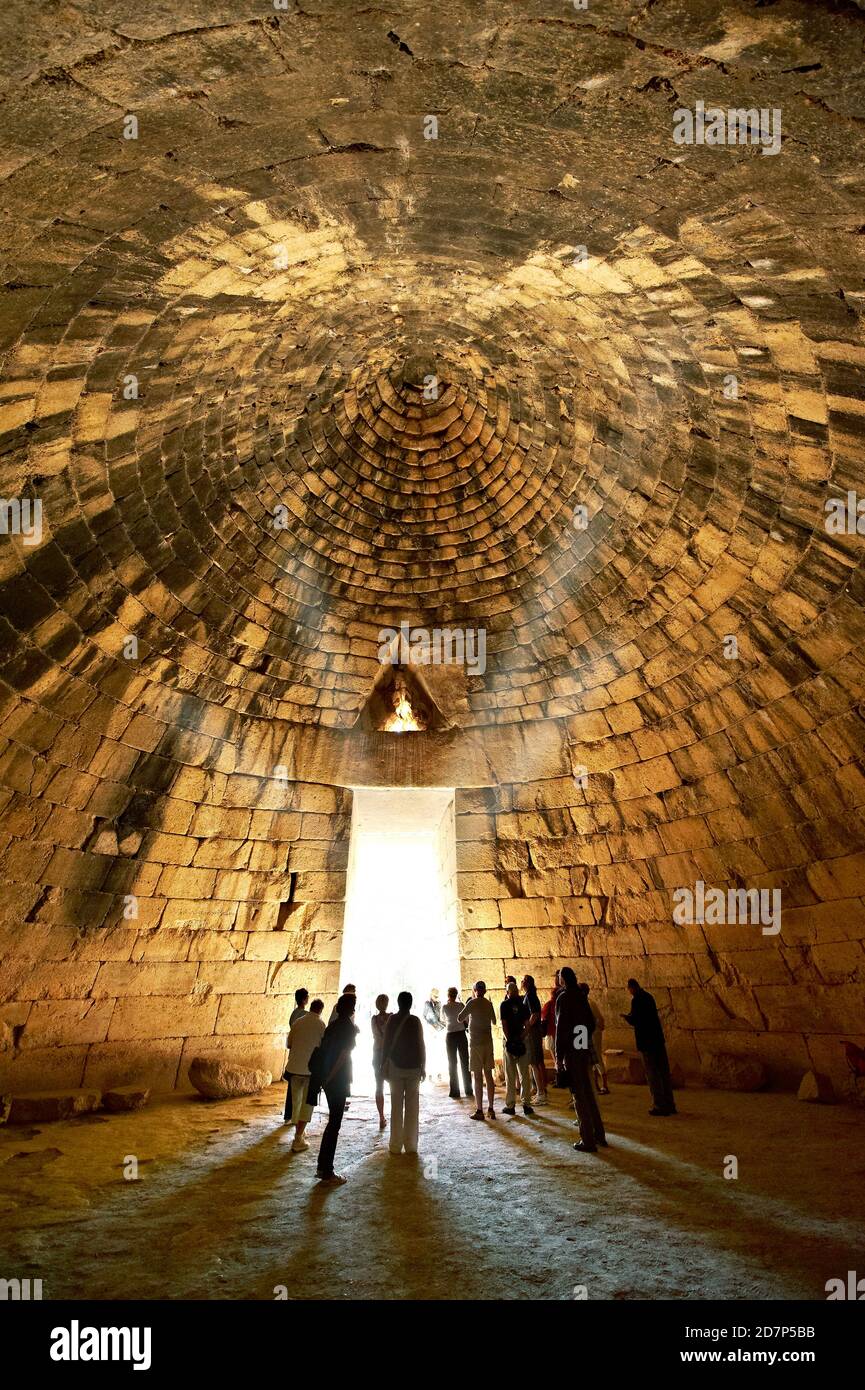 Das Innere der Schatzkammer von Atreus ist ein beeindruckendes 'tholos' Bienenstock geformtes Grab auf dem Panagitsa Hügel bei Mycenae Archaeological Standort Stockfoto