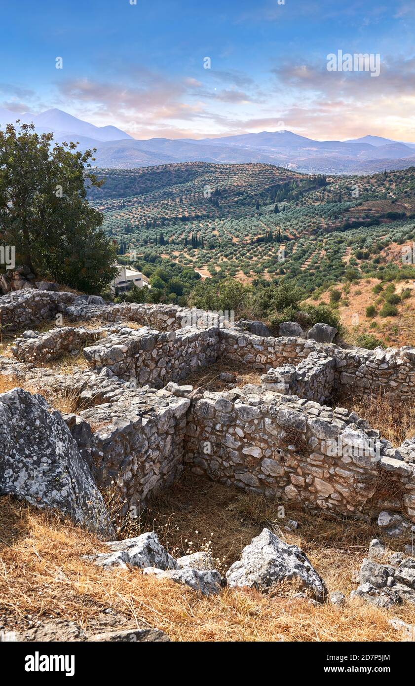 Ansicht der Nekropole und Palastruinen von Mycenae, archäologische Stätte von Mycenae, Peloponnes, Griechenland Stockfoto