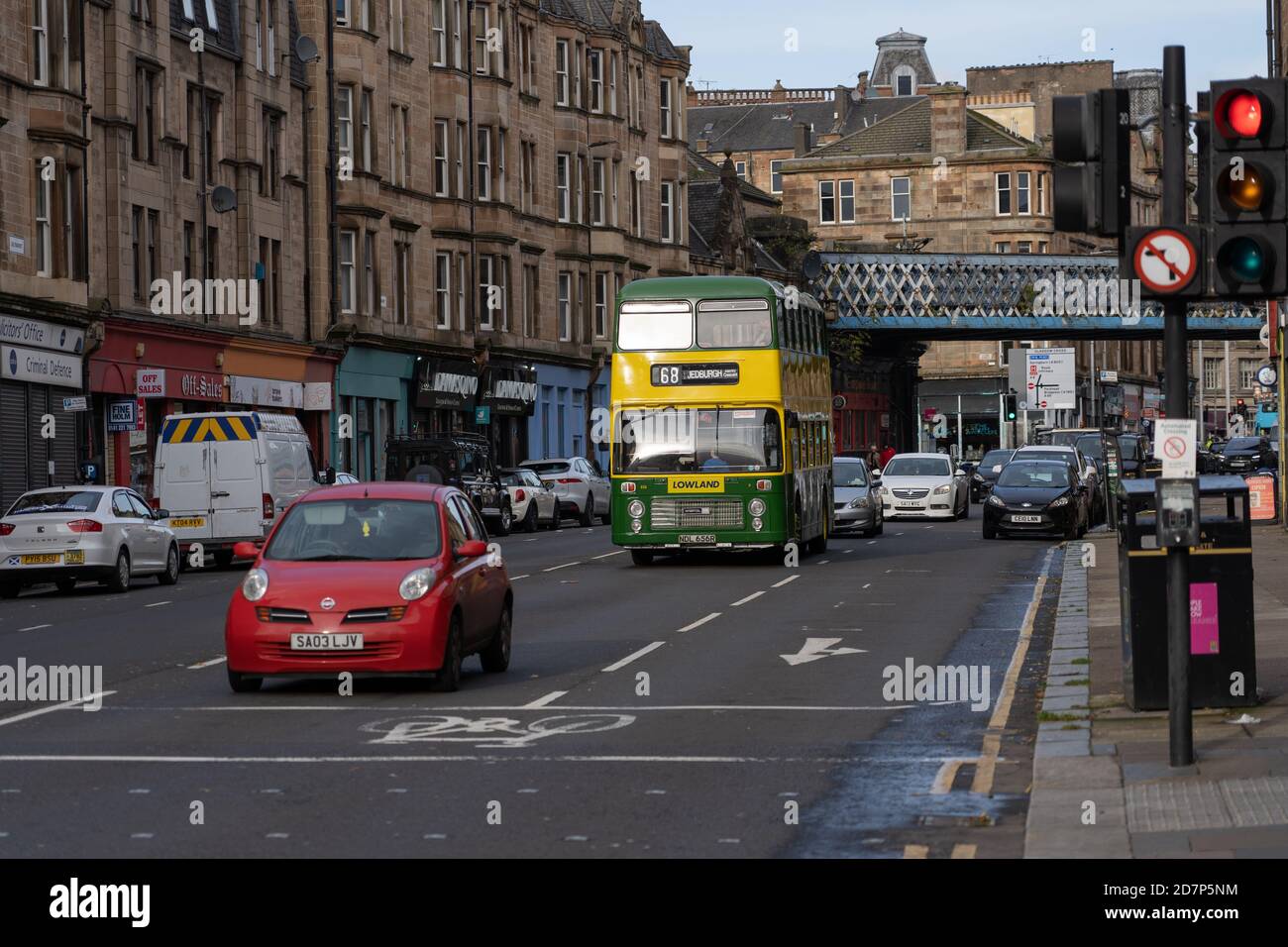 Glasgow, Schottland, Großbritannien. Okt. 2020. Glasgow Vintage Vehicle Trust präsentiert rund 25 ihrer Oldtimer-Busse aus ihrer Sammlung, während sie im Rahmen ihres "Centre Circle Day" durch die Straßen von Glasgow fahren.Quelle: Richard Gass/Alamy Live News Stockfoto